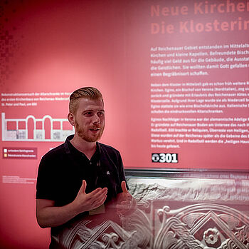Marvin Gedigk bei einer Führung in der Ausstellung "Welterbe des Mittelalters", Foto: Bruno Kelzer Marvin Gedigk bei einer Führung