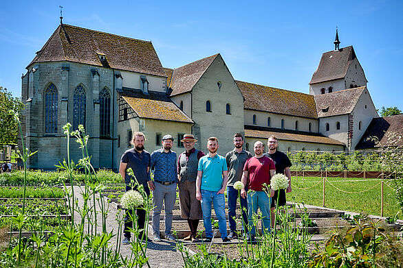 Eine Gruppe Männer auf der Insel Reichenau