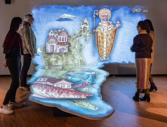 Interaktive Karte in der Ausstellung mit Besuchern