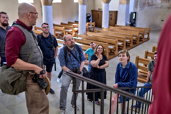 Eine Gruppe besichtigt eine Kirche